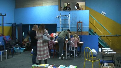 У Луцьку майже сотня переселенців щодня стоять у черзі за допомогою У Луцьку майже сотня переселенців щодня стоять у черзі за допомогою