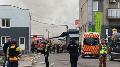 Дим від пожежі на гуртівні у Луцьку, яка виникла через атаку РФ, 14 жовтня 2026 року