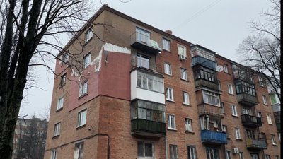 "Даху не було зовсім": як у Харкові відновлюють обстріляний будинок після російського обстрілу "Даху не було зовсім": як у Харкові відновлюють обстріляний будинок після російського обстрілу