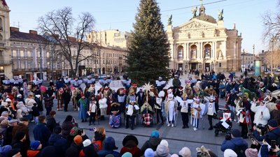 Учасники вертепу та ходи біля Оперного театру