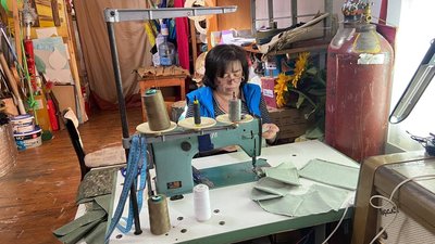 Майже 500 розвантажувальних жилетів, підсумків та плитоносок виготовили волонтери у Полтаві