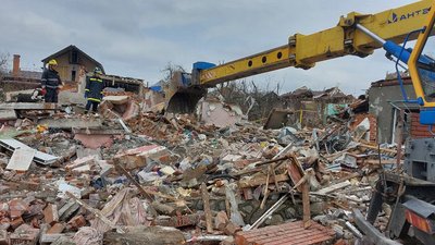 У Сумах почали розбирати завали будинків після авіаційної бомби У Сумах почали розбирати завали будинків після авіаційної бомби