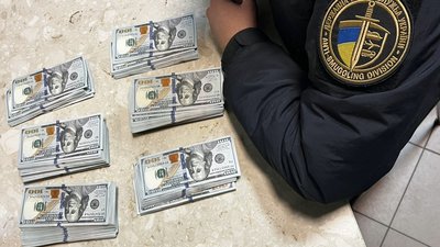 Гроші, знайдені у подружжя в ПП "Устилуг", 5 грудня 2025 рік