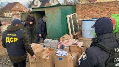 Під час обшуків на Волині вилучили алкоголю та цигарок на майже 400 тисяч гривень