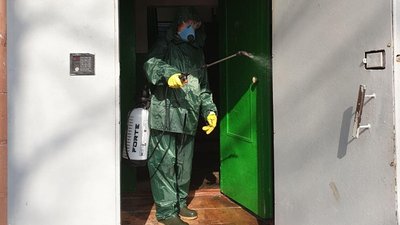 У Кропивницькому працівники житлово-експлуатаційної організації № 2 дезінфікують під’їзди
