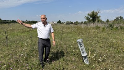Роман Матюнін показує залишки російського касетного боєприпасу