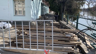 Провалля на площі Театральній в Ужгороді почали ремонтувати Провалля на площі Театральній в Ужгороді почали ремонтувати