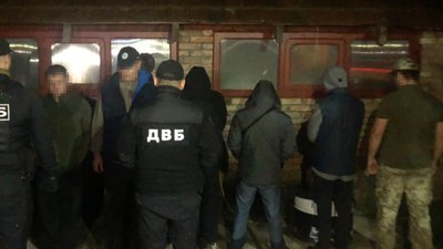 Закарпатця затримали за незаконне переправлення до Угорщини військовозобов’язаних чоловіків Закарпатця затримали за незаконне переправлення до Угорщини військовозобов’язаних чоловіків