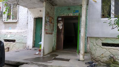 Ігнорують профільні служби: жителі одного з миколаївських будинків скаржаться на затоплений підвал
