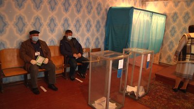 На Житомирщині виборці голосують без температурного скринінгу та кабінки для людей з температурою На Житомирщині виборці голосують без температурного скринінгу та кабінки для людей з температурою
