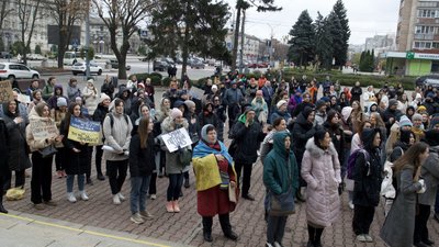 Суспільне Черкаси / Ілля Малоног, акція "Гроші на ЗСУ" під міськрадою в Черкасах, 18 листопада 2023 рік Суспільне Черкаси / Ілля Малоног, акція "Гроші на ЗСУ" під міськрадою в Черкасах, 18 листопада 2023 рік