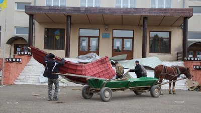 У Чернівецькій області буревій зірвав дах гімназії У Чернівецькій області буревій зірвав дах гімназії