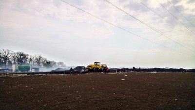 У Кропивницькому майже добу гасять пожежу на сміттєзвалищі У Кропивницькому майже добу гасять пожежу на сміттєзвалищі