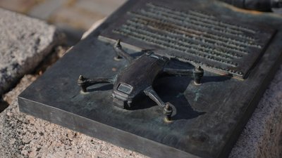 У Полтаві знову пошкодили мініскульптуру присвячену Юліану Матвійчуку У Полтаві знову пошкодили мініскульптуру присвячену Юліану Матвійчуку