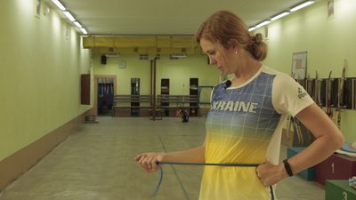 Лідія робить розминку перед стрільбою з лука Лідія робить розминку перед стрільбою з лука