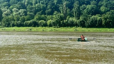 Шукають хлопця, який зник під водою у річці Дністер Шукають хлопця, який зник під водою у річці Дністер