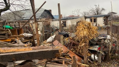 Пошкоджені будинки у селі Ялинці на Полтавщині через ракетний удар: як нині проживають місцеві Пошкоджені будинки у селі Ялинці на Полтавщині через ракетний удар: як нині проживають місцеві