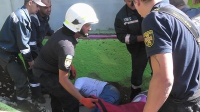 У Херсоні на чоловіка впала бетонна плита. Травмованого дістали рятувальники У Херсоні на чоловіка впала бетонна плита. Травмованого дістали рятувальники