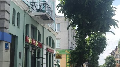 У Луцьку на пам'ятці архітектури руйнується балкон. Хто реставруватиме У Луцьку на пам'ятці архітектури руйнується балкон. Хто реставруватиме