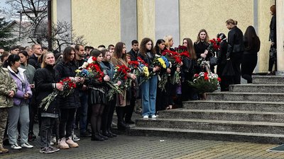 У Мукачеві попрощалися із загиблим захисником Віктором Каричаком У Мукачеві попрощалися із загиблим захисником Віктором Каричаком