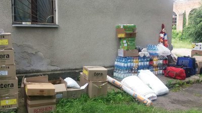 Волонтери з Тернополя везуть допомогу військовим на Схід Волонтери з Тернополя везуть допомогу військовим на Схід