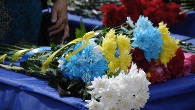 У Шостці на Сумщині прощалися з бійцем Денисом Сєдовим У Шостці на Сумщині прощалися з бійцем Денисом Сєдовим
