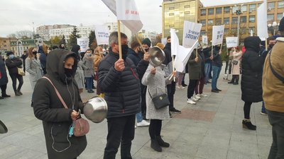 Проти карантину вихідного дня: у Черкасах мітингують ресторатори Проти карантину вихідного дня: у Черкасах мітингують ресторатори