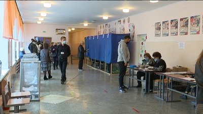 На великих виборчих дільницях у Сумах були черги