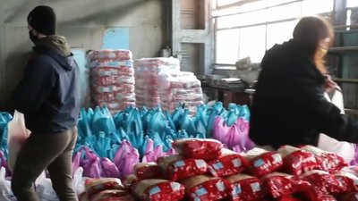 На Херсонщині антикризовий штаб передав продуктові набори малозабезпеченим сім'ям На Херсонщині антикризовий штаб передав продуктові набори малозабезпеченим сім'ям