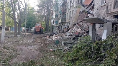 Окупанти вночі обстріляли житловий квартал Бахмута, під завалами може бути людина
