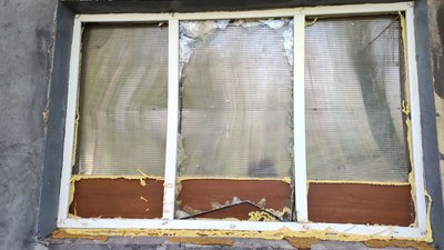 У Дніпрі відновлюють пошкоджені через ракетні удари житлові будинки У Дніпрі відновлюють пошкоджені через ракетні удари житлові будинки