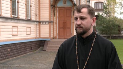 У Рівному різьбяр на подвір'ї церкви зробив триметрову скульптуру з ялини У Рівному різьбяр на подвір'ї церкви зробив триметрову скульптуру з ялини