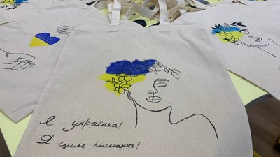 У Чернівцях учні продають патріотичні екоторбинки. Частину грошей віддають на потреби ЗСУ У Чернівцях учні продають патріотичні екоторбинки. Частину грошей віддають на потреби ЗСУ
