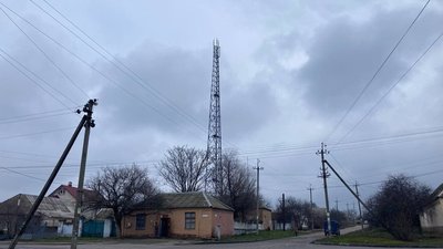 У Воскресенському, що на Миколаївщині, люди вимагають демонтувати 30-метрову металеву вежу