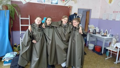 Ліцеїсти шиють дощовики для ЗСУ Ліцеїсти шиють дощовики для ЗСУ