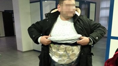 154 банки з ікрою під одягом: з Одещини у Молдову намагалися провезти товар 154 банки з ікрою під одягом: з Одещини у Молдову намагалися провезти товар