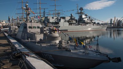 Україна вимагатиме від РФ компенсації за захоплення військових кораблів