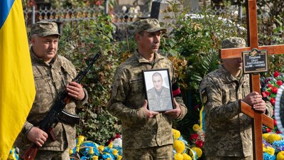 В Ужгороді попрощалися із полеглим воїном Олегом Пишним В Ужгороді попрощалися із полеглим воїном Олегом Пишним