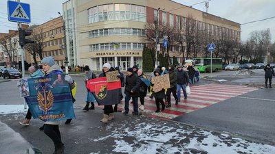 "Друге Різдво в полоні": у Черкасах прикрасили ялинку та нагадали про полонених захисників "Друге Різдво в полоні": у Черкасах прикрасили ялинку та нагадали про полонених захисників