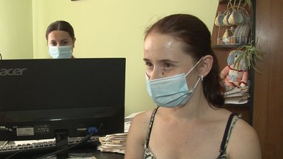 Жителька Абазівки Віта Гущина прийшла до місцевої амбулаторії, щоб отримати направлення до лікаря Жителька Абазівки Віта Гущина прийшла до місцевої амбулаторії, щоб отримати направлення до лікаря