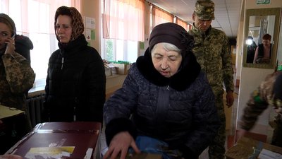 У Житомирі зібрали посилки для військових на передову У Житомирі зібрали посилки для військових на передову