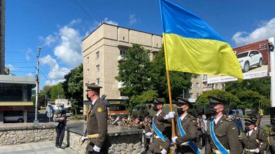 У Житомирі в День Героїв вшанували пам'ять загиблих воїнів У Житомирі в День Героїв вшанували пам'ять загиблих воїнів