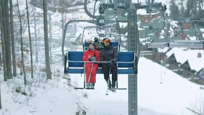 Сніг в очі. Рецензія на "Все буде ок!" про рекламу щастя на Буковелі Сніг в очі. Рецензія на "Все буде ок!" про рекламу щастя на Буковелі