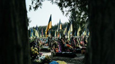 "Відвези мене туди, де тато спить": фотопроєкт платформи "Меморіал" про життя на військових кладовищах