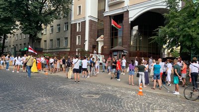 "Живе Білорусь!" У Києві білоруси стоять у черзі, щоб проголосувати на виборах