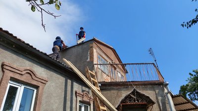 Львівські рятувальники відновлюють будинки на Сході Львівські рятувальники відновлюють будинки на Сході
