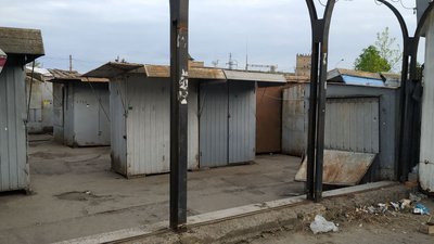На луцькому ринку працівники муніципальної варти спиляли ворота На луцькому ринку працівники муніципальної варти спиляли ворота