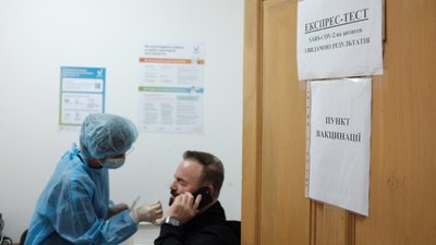 У Чернівцях розгорнули центр вакцинації на головному автовокзалі області У Чернівцях розгорнули центр вакцинації на головному автовокзалі області