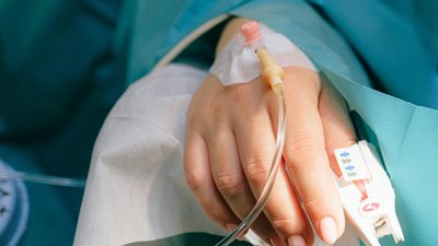 Медсестра ставить крапельницю пацієнту