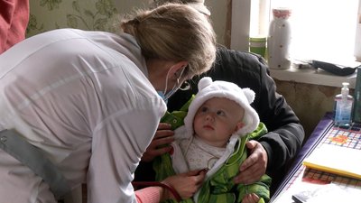 До Новоселівки, що біля Чернігова, приїхали лікарі, щоб оглянути дітей